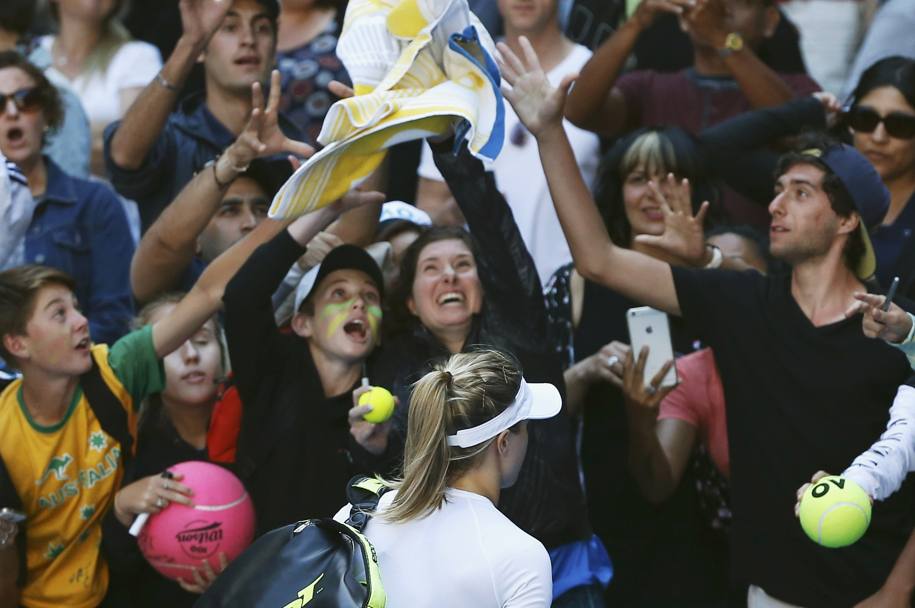 L&#39;asciugamano di Eugenie Bouchard vola tra i tifosi (Reuters)